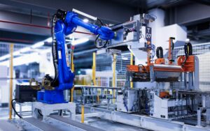 Braço robótico industrial azul em linha de produção automatizada, representando a tecnologia de paletização robotizada da MFS